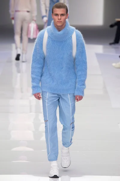 Look 19